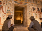 Arqueólogos examinam pinturas preservadas em uma tumba egípcia perto de Luxor