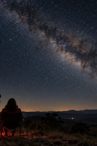 Cena ilustrativa de observação do céu noturno com telescópio no campo